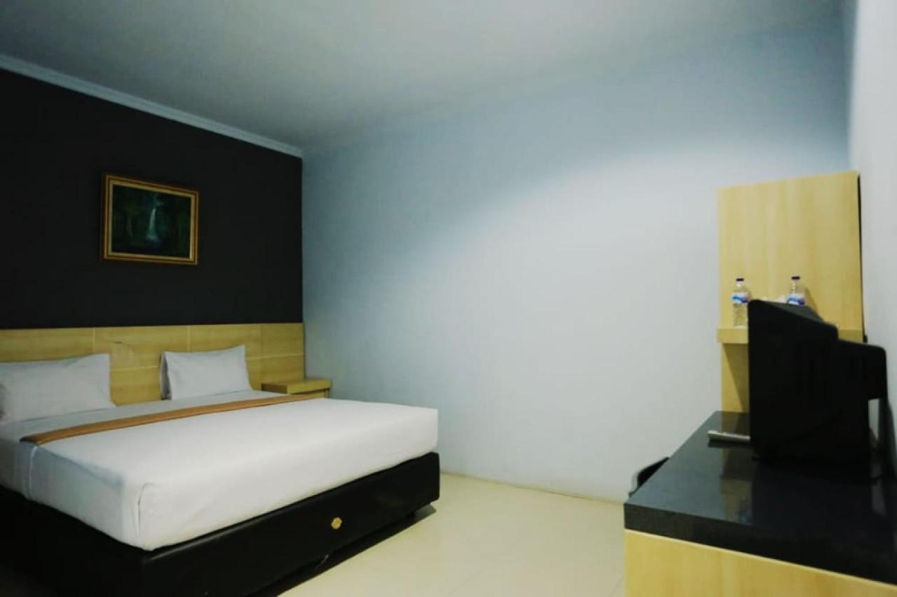 Urbanview Hotel Mulia Indah Palopo 外观 照片