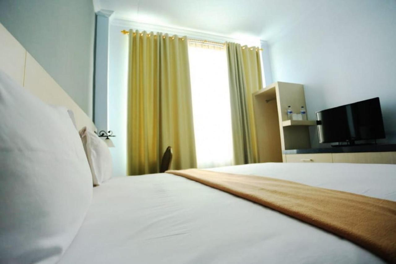 Urbanview Hotel Mulia Indah Palopo 外观 照片