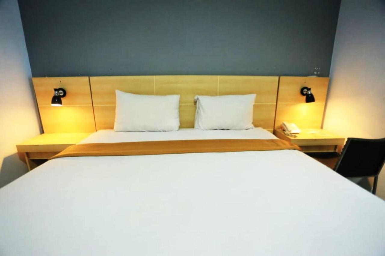 Urbanview Hotel Mulia Indah Palopo 外观 照片