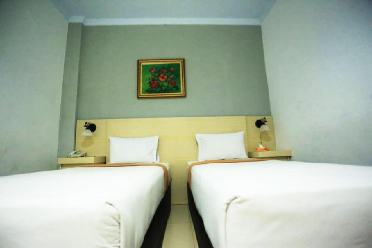 Urbanview Hotel Mulia Indah Palopo 外观 照片