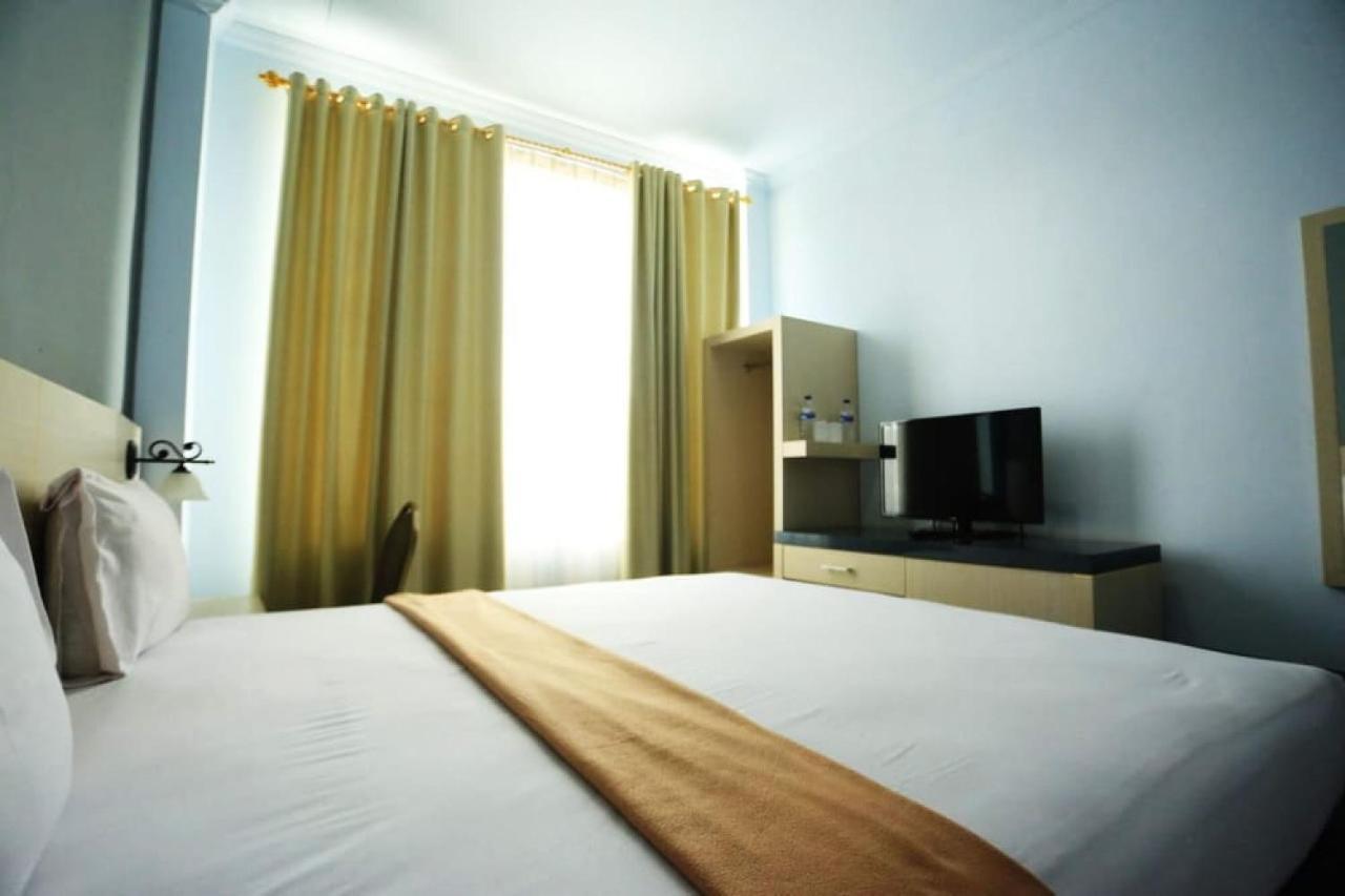 Urbanview Hotel Mulia Indah Palopo 外观 照片