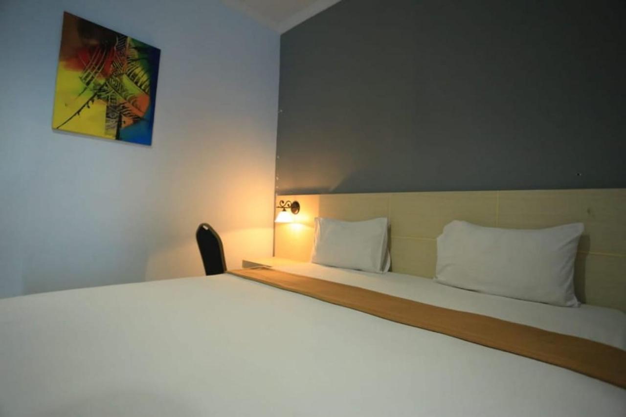 Urbanview Hotel Mulia Indah Palopo 外观 照片