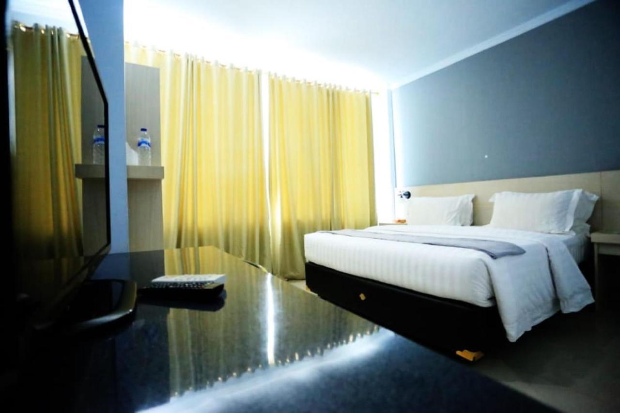 Urbanview Hotel Mulia Indah Palopo 外观 照片
