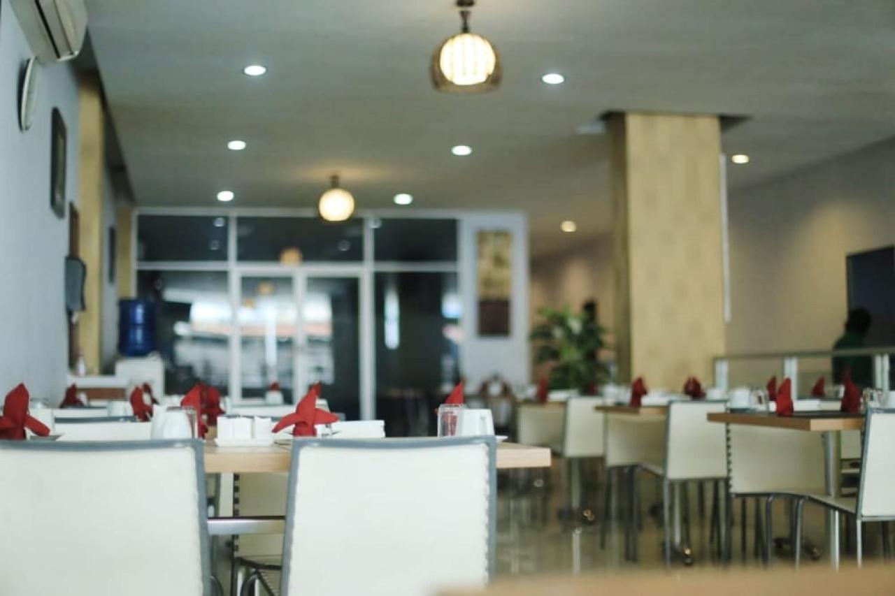 Urbanview Hotel Mulia Indah Palopo 外观 照片